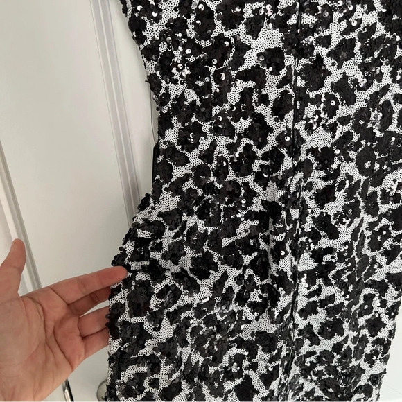 Elegant Black and White Floral Dress - Picture 8 of 8